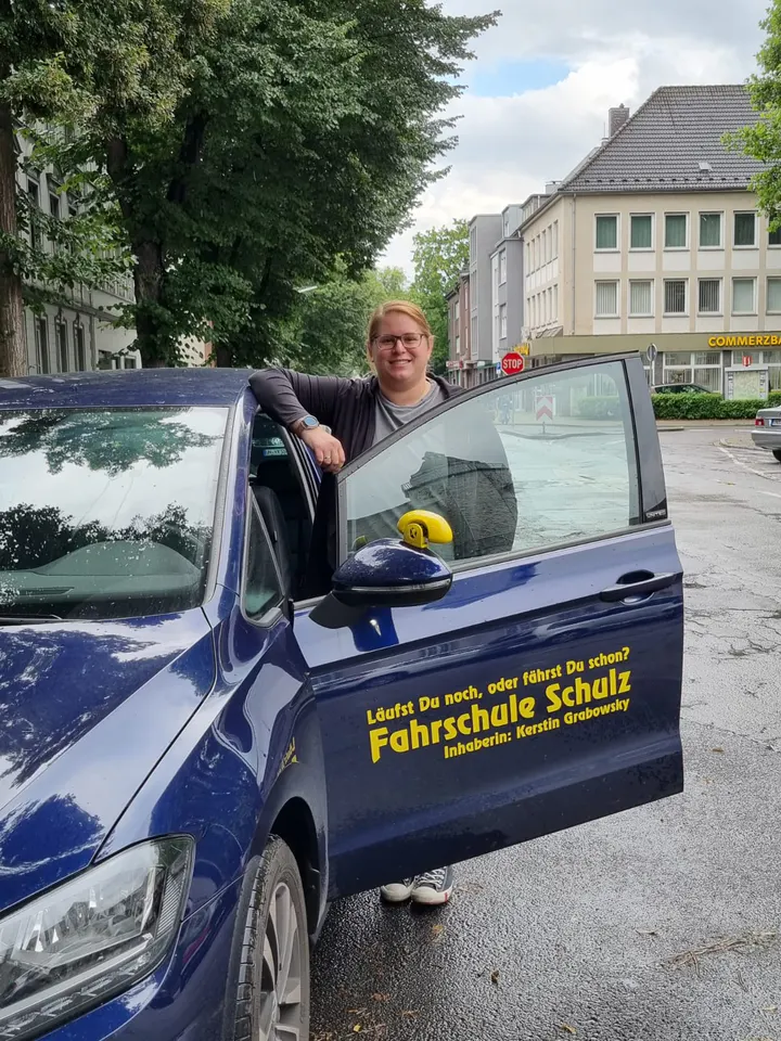 Fahrlehrerin der Fahrschule Schulz am Schulwagen in Schwerte-Ergste