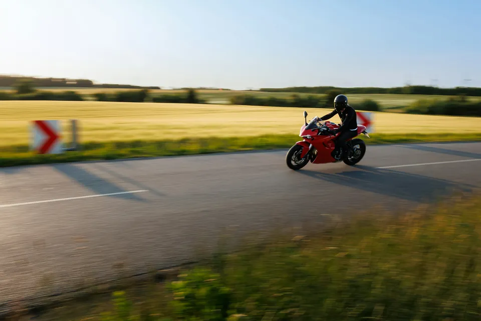 Motorrad auf einer kurvigen Landstraße