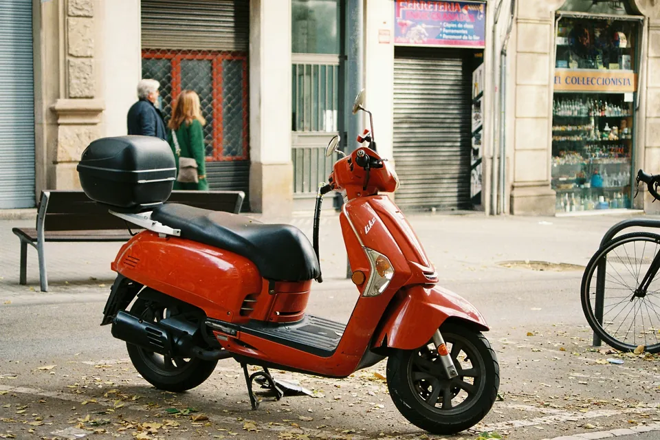 Geparkter Motorroller an einer Straße