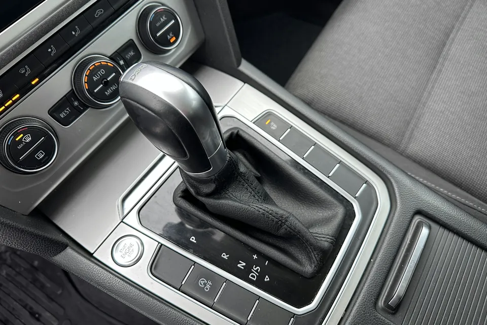 Automatik-Wählhebel in einem Auto